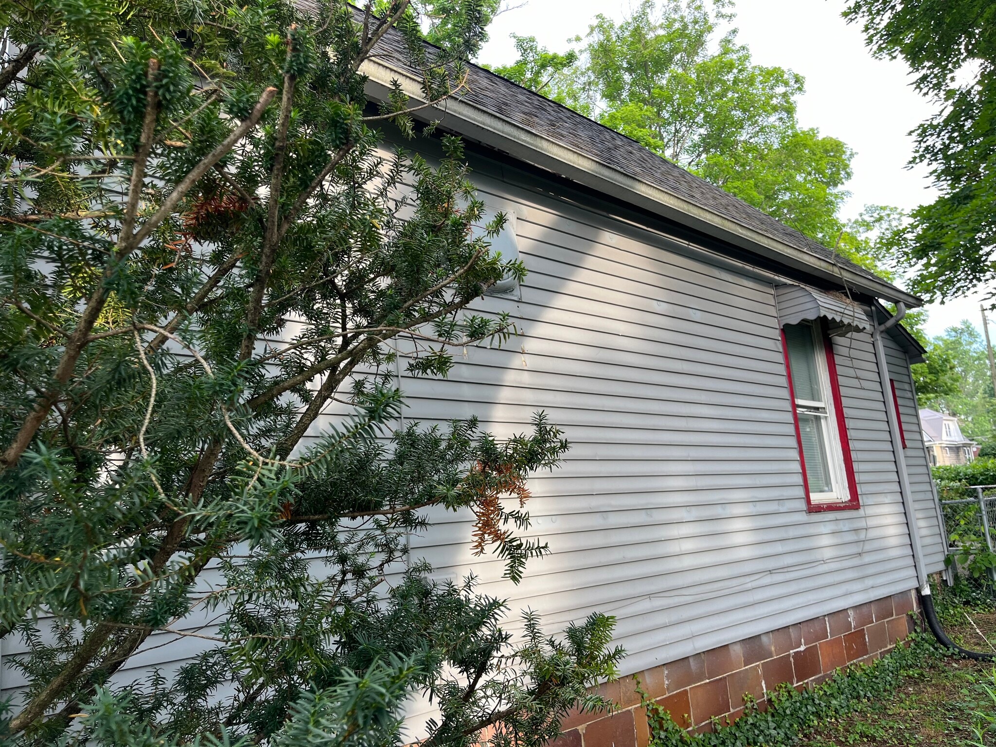 Building Photo - 684 N Broadway Ave