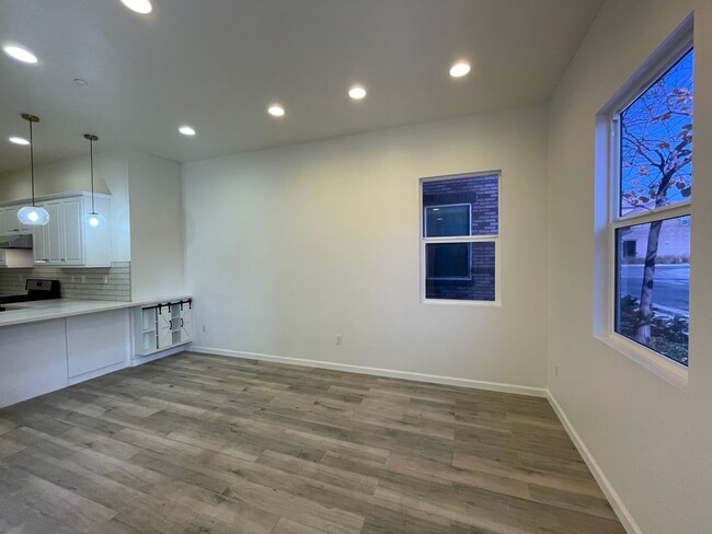 Building Photo - Beautiful 3 Bedroom 2.5 Bath Condo!