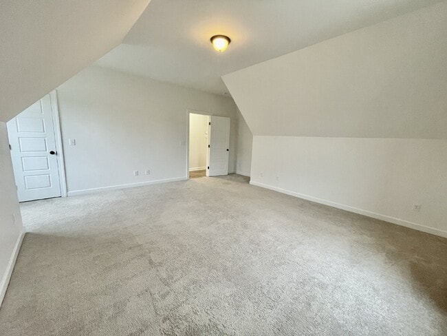 Building Photo - 5 bed, 3 bath Nest in Surrey Meadows