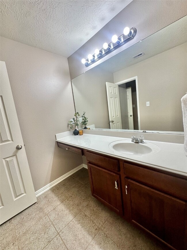 Building Photo - 1511 Village Townhome Dr