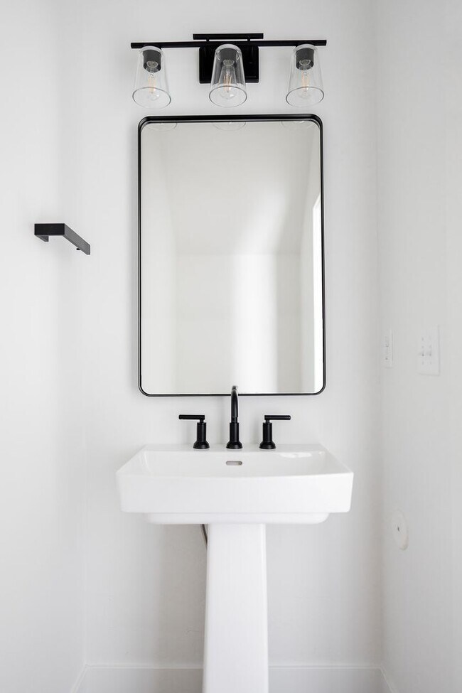 Building Photo - $1,799.00 for this 1 car garage, 2 bed, 2.5 bath