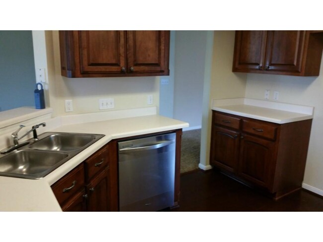 Building Photo - 706 Maplecreek Dr