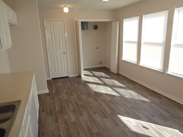 Building Photo - 6440 Mountain Pines Ln