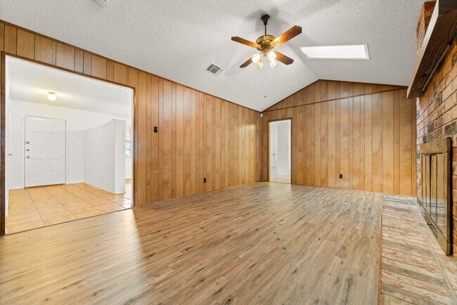 Building Photo - 1376 Poppy Ln