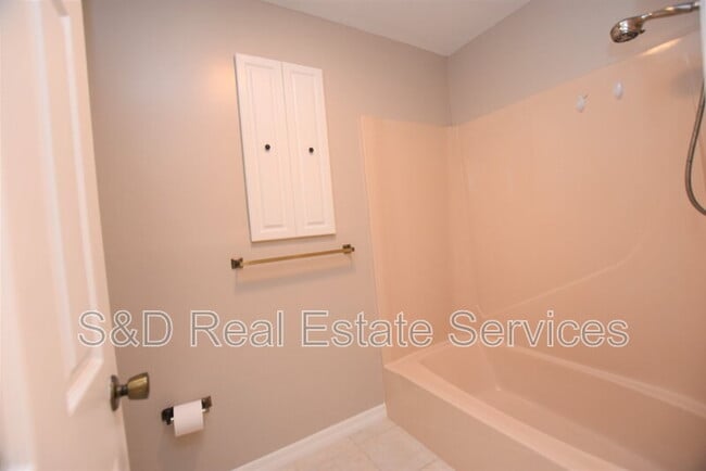 Building Photo - 637 Victoria Square Ln