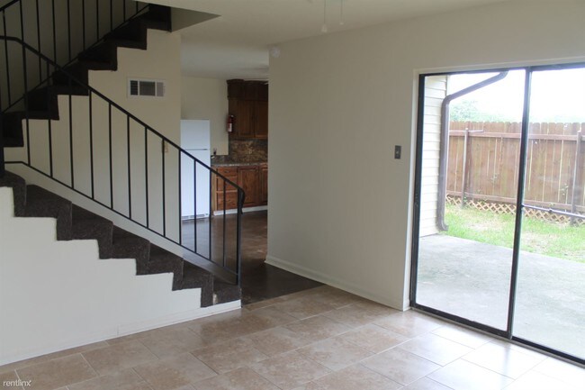 Building Photo - 2 br, 1.5 bath 4plex - 635 Esplanade St Apt 4