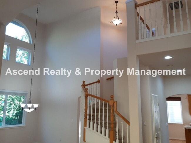 Building Photo - Available Now 4 Bed w/Bed & Full Bath on M...