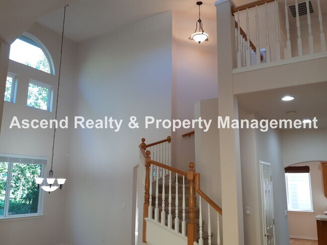 Building Photo - Lower Price! Available Now 4 Bed w/Bed & Full Bath on Main, Solar Panels, Yard Care Included