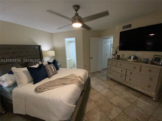 Building Photo - 9435 Fontainebleau Blvd
