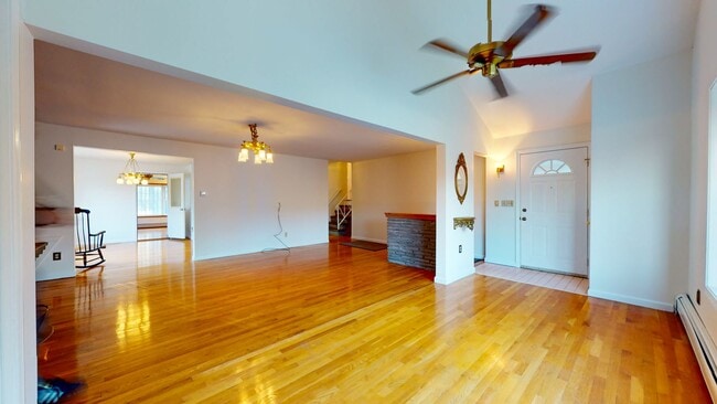 Building Photo - 3 Bedroom Split Level in Woodbridge