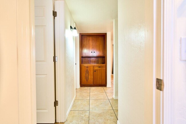 Building Photo - Eastside (Broadway and Wilmot) 3 bedroom, ...