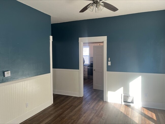 Building Photo - Adorable updated home in Moline!