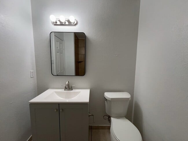 Building Photo - 112 Mesa Dr