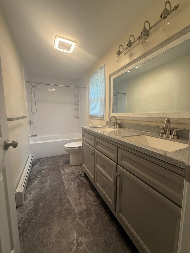 Building Photo - 303 Twin Lakes Dr
