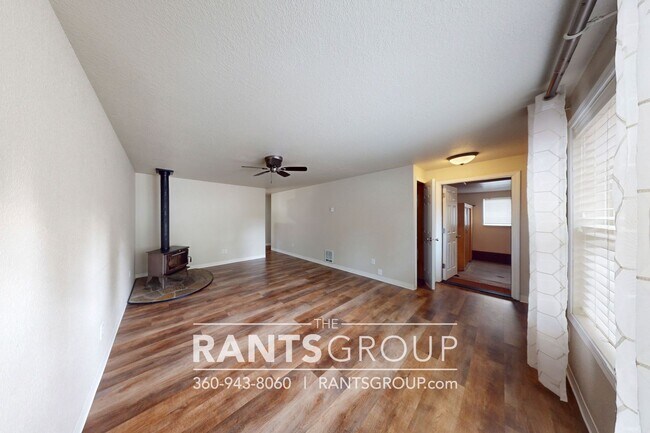 Building Photo - Recently updated home in Beachcrest's quie...