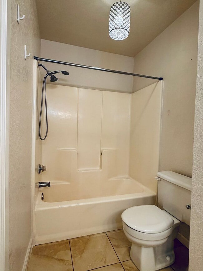 Building Photo - AVAILABLE NOW!!