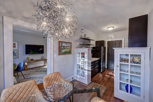 Building Photo - 518 Lamar Ave