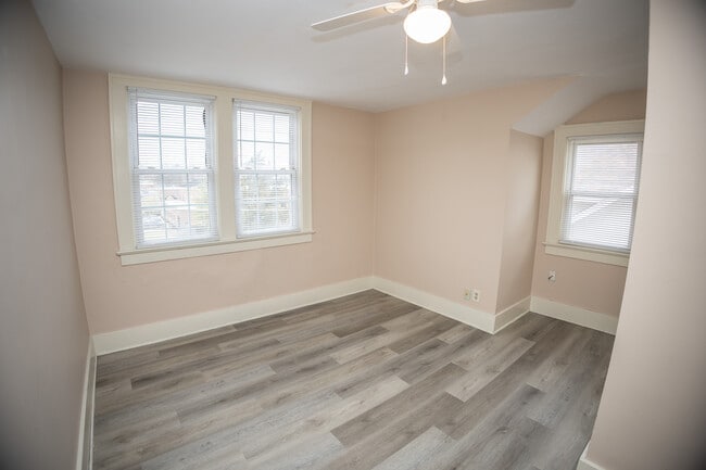 Building Photo - 927 E Dunklin St