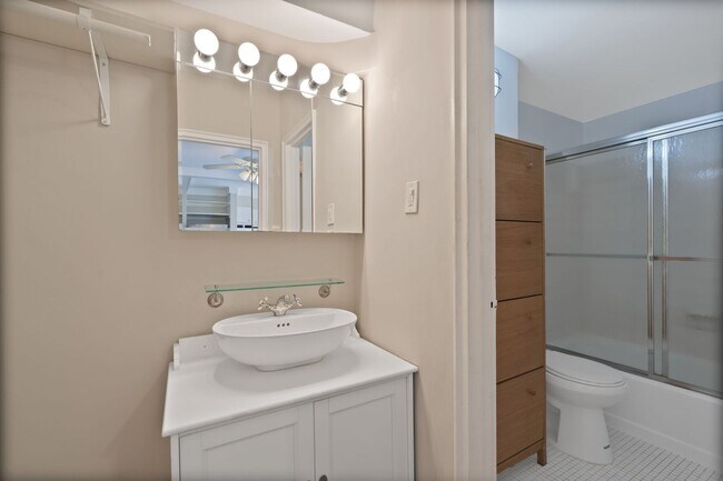 Building Photo - NEWLY RENOVATED West End/Dupont Efficiency!