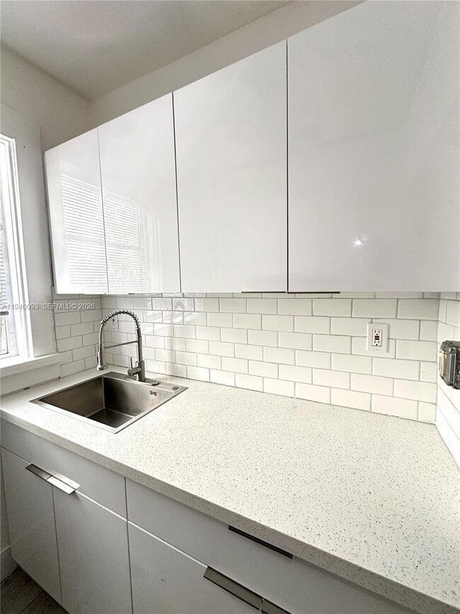 Building Photo - 967 SW 5th St