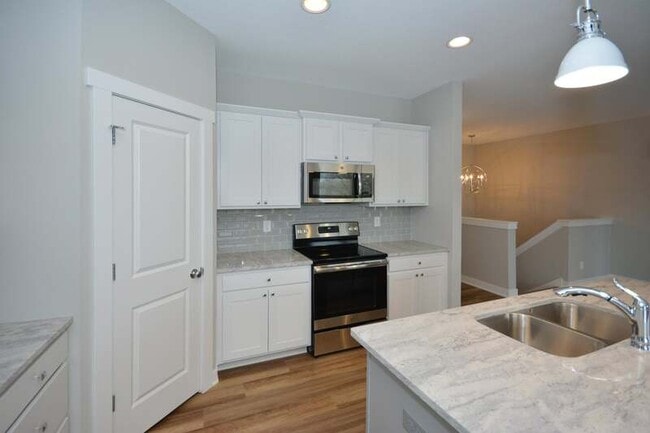 Building Photo - 5447 Rowling Dr