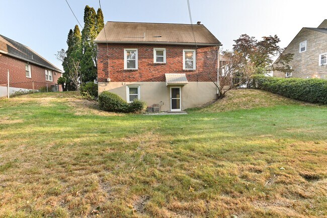 Building Photo - Quaint Single-Family Home on Sunnyside Ave