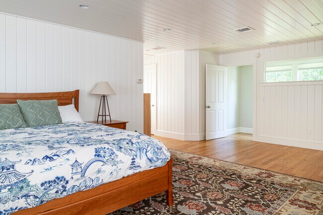 Building Photo - 2 Oak Knoll Rd