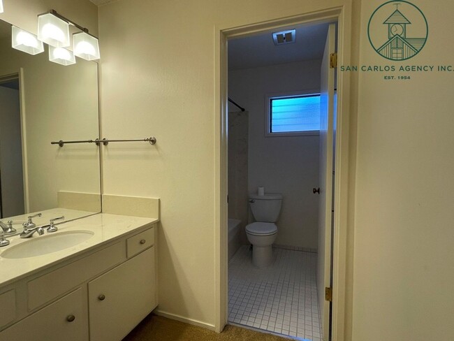 Building Photo - Two Bed Home in Country Club Gate Community