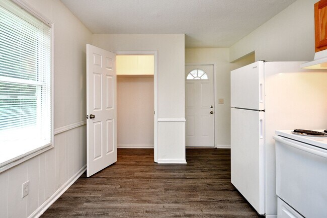 Building Photo - New Lower Price! Remodeled 3 bed / 1.5 bath home near downtown Spartanburg