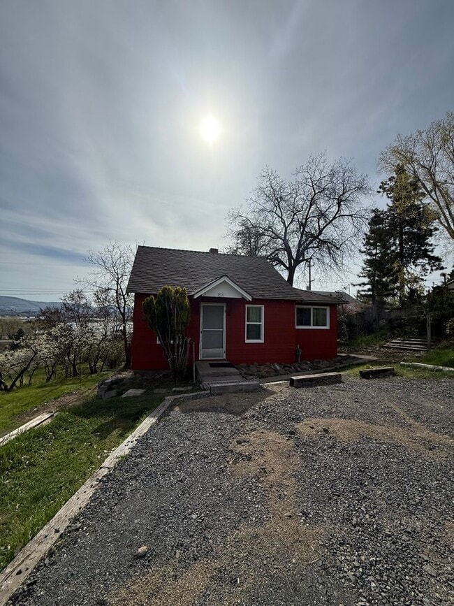 Building Photo - Vintage 2 bed 1 bath with view and basement