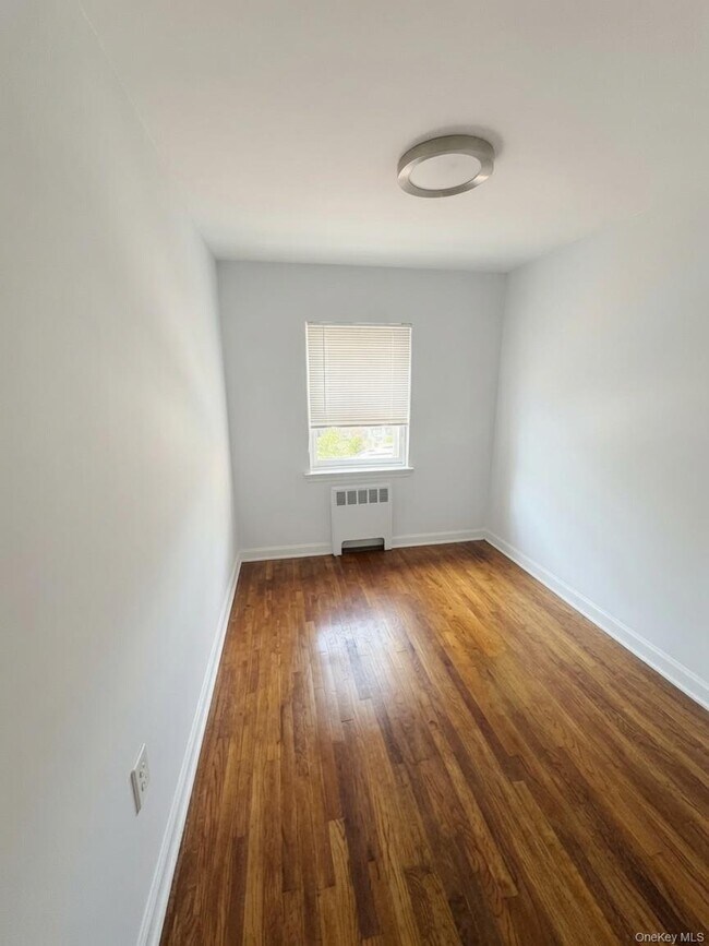 Building Photo - 1080 Rhinelander Ave