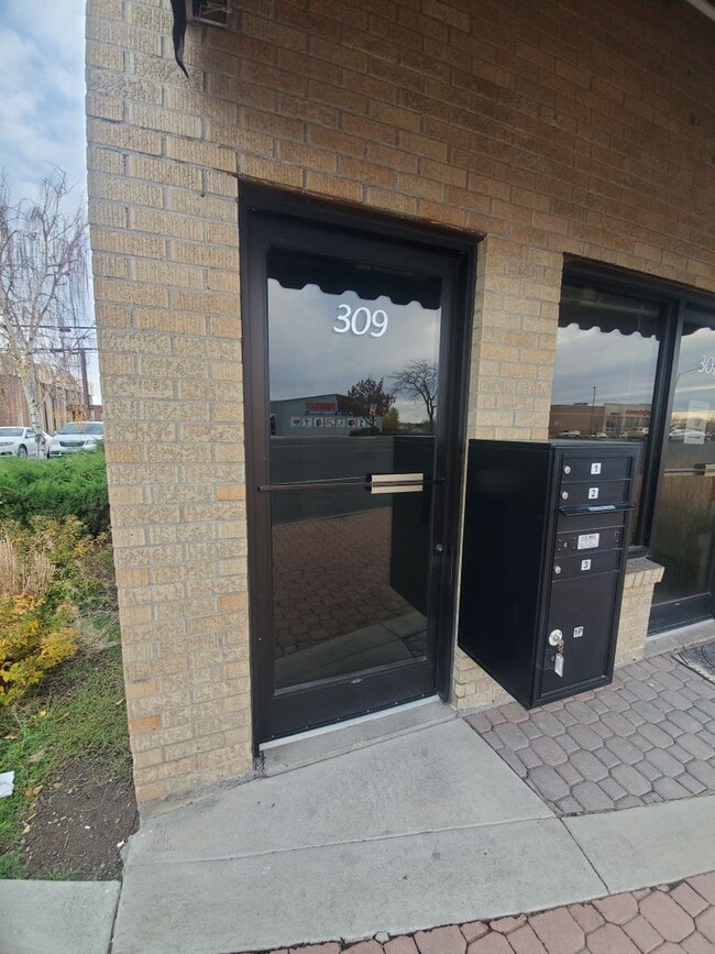 Building Photo - Spacious apartment! January rent FREE with 12 month lease!