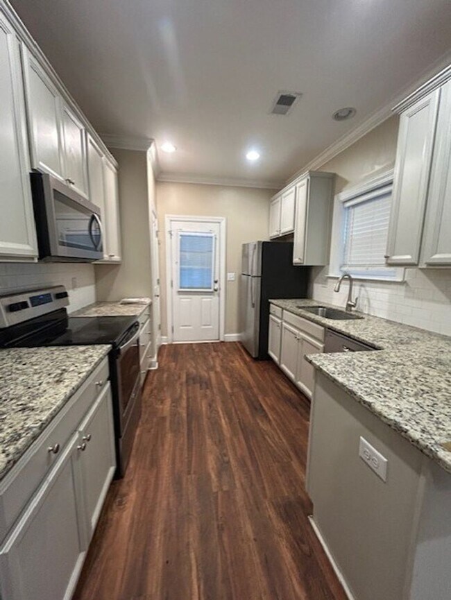 Building Photo - Beautiful 3bed, 2bath Home in Park Circle