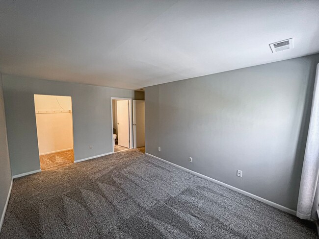 Building Photo - Sun-filled 2 Bed 1.5 Bath With Bonus Offic...