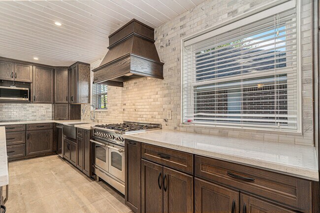 Building Photo - 1602 Loch Lake Dr