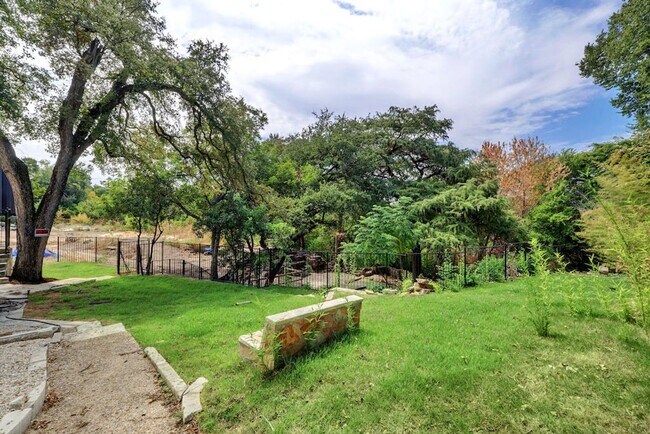 Building Photo - 9 bed 4 bath, available 2026!!