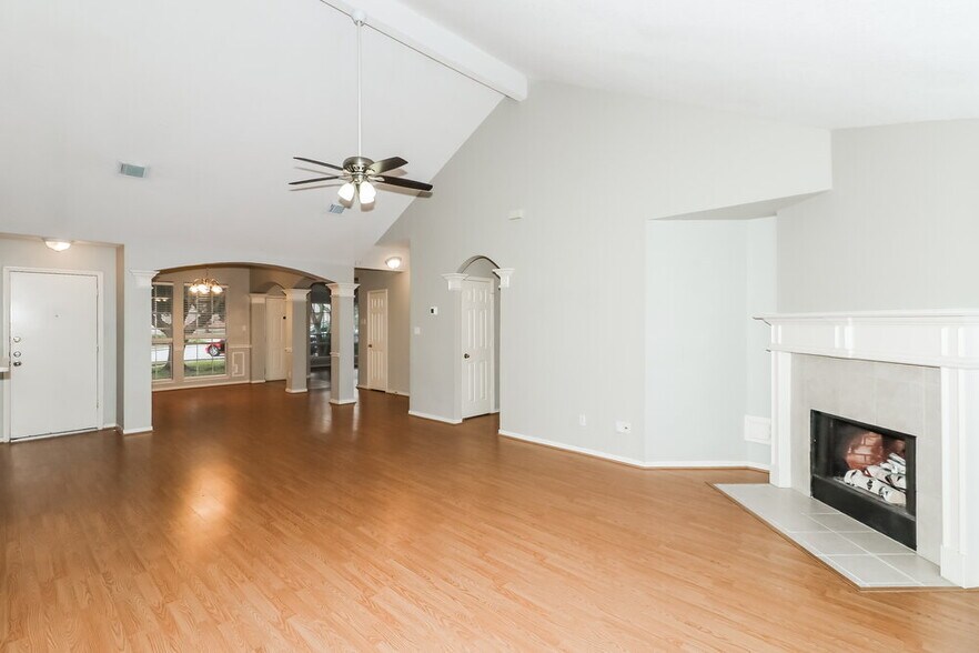 Building Photo - 607 Loggers Chase Ct