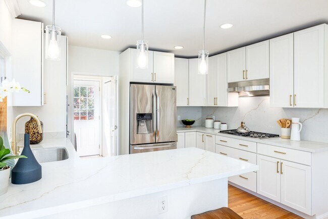 Building Photo - Wonderful Rockridge Home for Lease