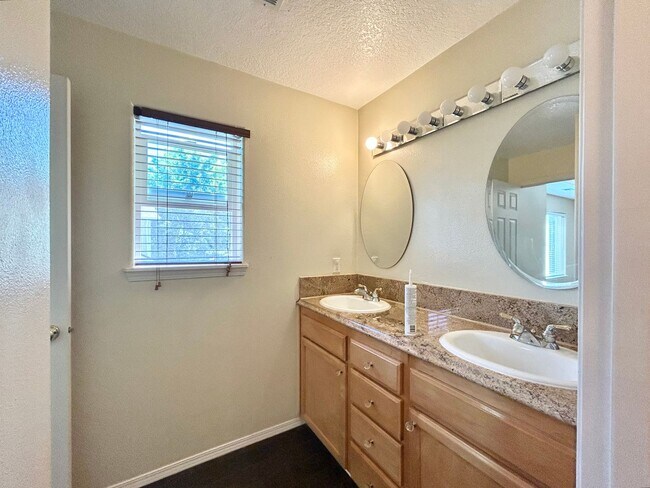Building Photo - Spacious 4 Bed, 2.5 Bath House