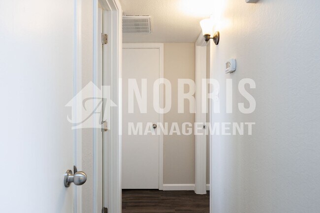 Building Photo - Convenient, Beautifully Updated Space Available Now!