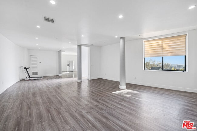 Building Photo - 6181 Temple Hill Dr