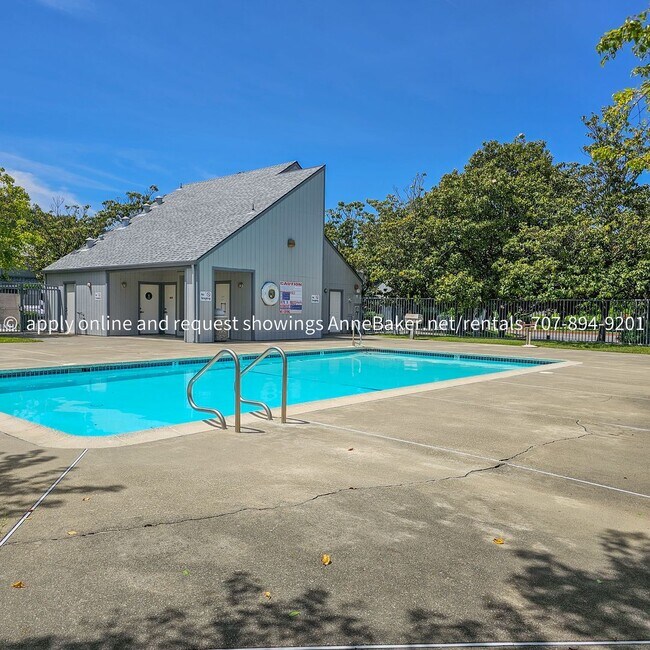 Building Photo - Exquisitely Updated Condo - Must See