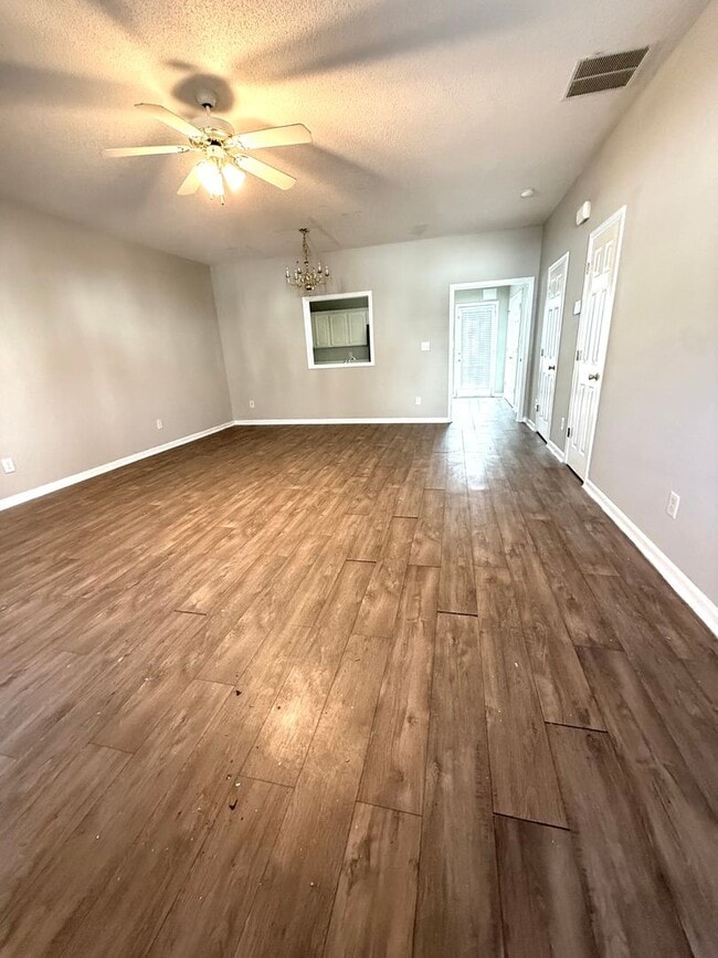 Building Photo - 2 bed 2 bath townhome