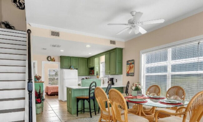 Building Photo - 1412 W Beach Blvd