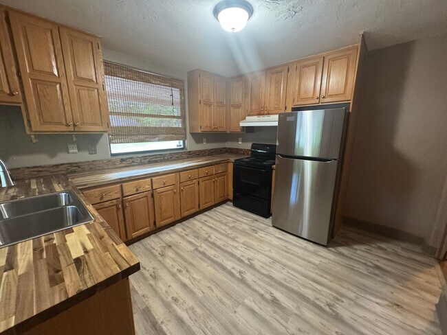 Building Photo - 6/3 within Walking Distance to Campus!!