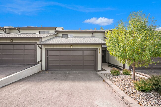 Primary Photo - Remodeled townhouse, big rooms, big garage