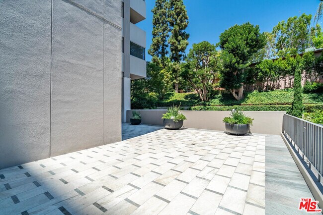 Building Photo - 865 Comstock Ave