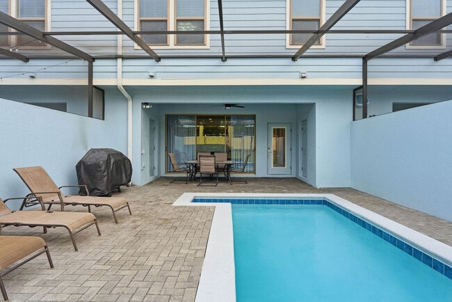 Building Photo - 2440 Dubai St