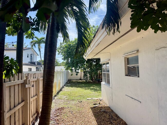 Building Photo - Sensational 2 bed 1 bath in the heart of Wilton Manors! 2 parking spots with laundry!