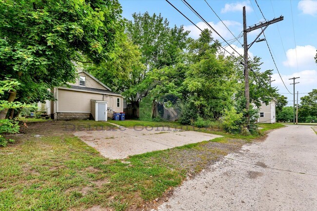 Building Photo - 636 Livingston Ave NE